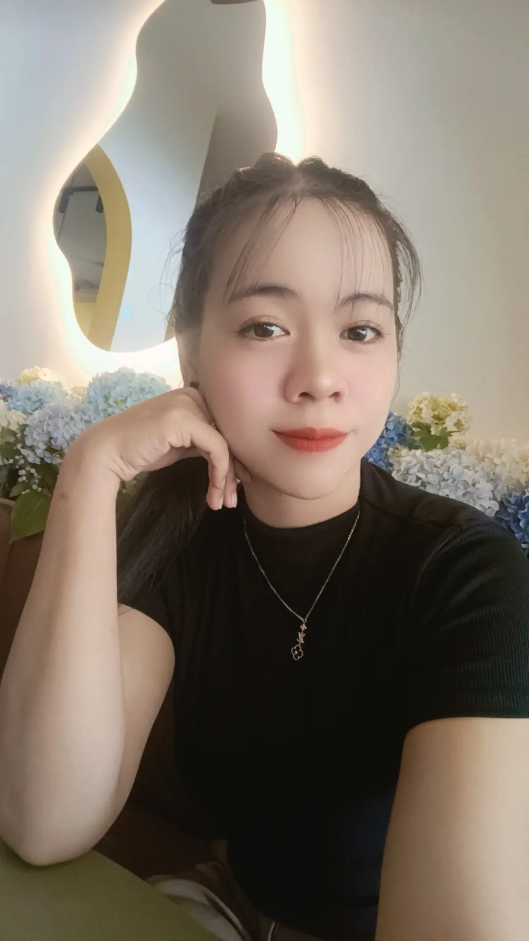 Châu Thị Thúy Oanh 周氏翠映